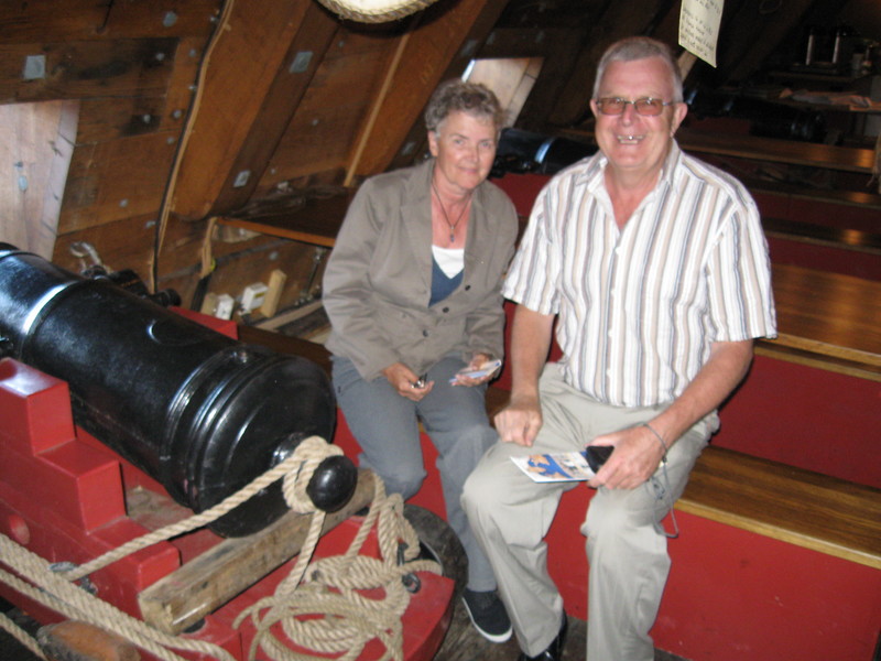 Bengt och Aina vid en kanon nere i fartyget Göteborg.
