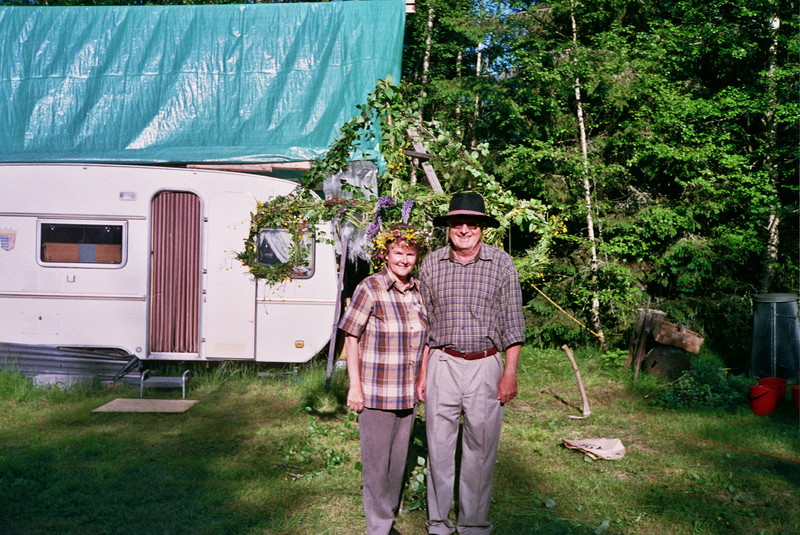 Aina och Bengt poserar framför midsommarstången