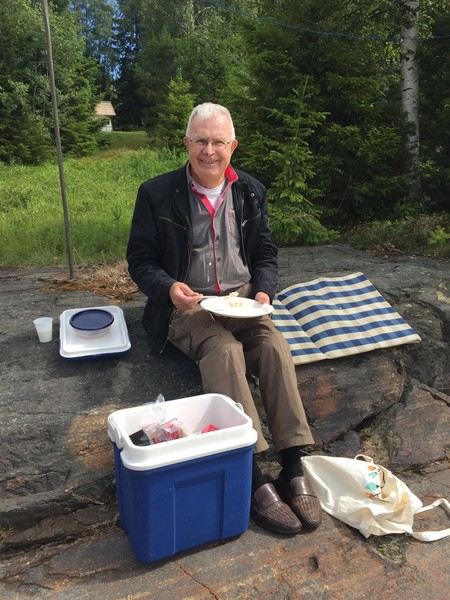 Bengt sitter på hällen i Täfteå och äter gott.