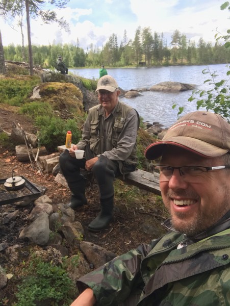 Bengt och Jörgen tar en fikapaus vid fisketur till Bärmsjön.