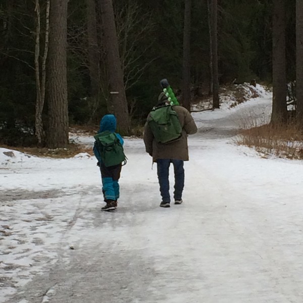 Farfar och sonson påväg mot isen och fiskarna