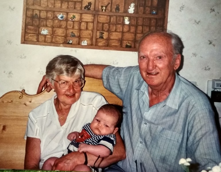 Douglas med sin farmor och farfar sommaren 1996.
